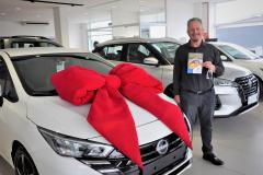 O taxista Valdir Corrêa ao lado do seu novo automóvel
