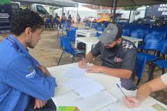Atendimento de empreendedor em Rio Bonito do Iguaçu. O borracheiro Valter de Jesus assina o contrato de empréstimo com a Fomento Paraná.