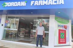 Everton Jordani em frente a sua farmácia depois de receber o crédito