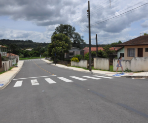 Pavimentação de vias urbanas, com calçadas e assessibilidade.