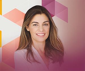 Programa Banco da Mulher Paranaense. Uma mulher loira, de pele clara e cabelos castanho claros, está sorrindo. A imagem tem um filhtro rosado e grafismos rosados