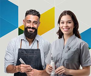 Microcrédito Fácil. Aimagem traz um hoem branco de cabelos escuros, com barba escura, espessa de camisa clara e avental escuro. Ao lado uma moça branca, de cabelos castanhos, com camisa cinza. Ambos estão sorrindo.