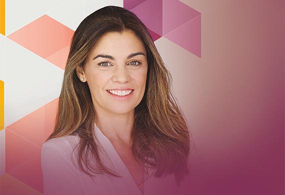 Programa Banco da Mulher Paranaense. Uma mulher loira, de pele clara e cabelos castanho claros, está sorrindo. A imagem tem um filhtro rosado e grafismos rosados