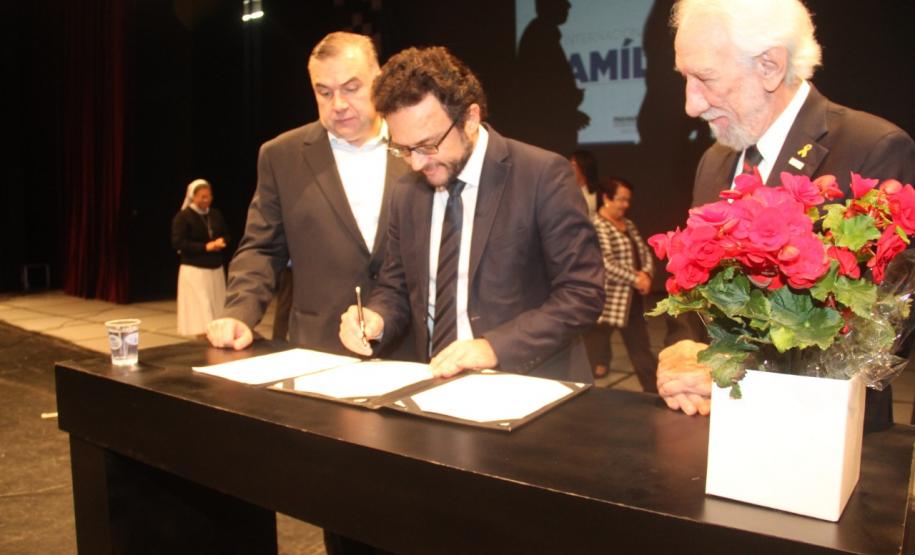 A Secretaria de Justiça, Família e Trabalho (Sejuf) e a Fomento Paraná firmaram um protocolo de intenções nesta quarta, 15, para que o aplicativo móvel aplicativo Paraná Serviços tenha entre as funcionalidades informações sobre linhas de financiamento.