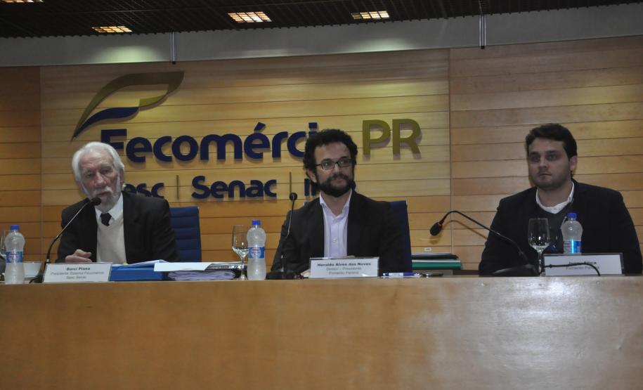 Heraldo Neves, diretor-presidente, acompanhado do assessor Jonny Stica, durante evento na FecomércioPR, presidida pelo também vice-governador Darci Piana