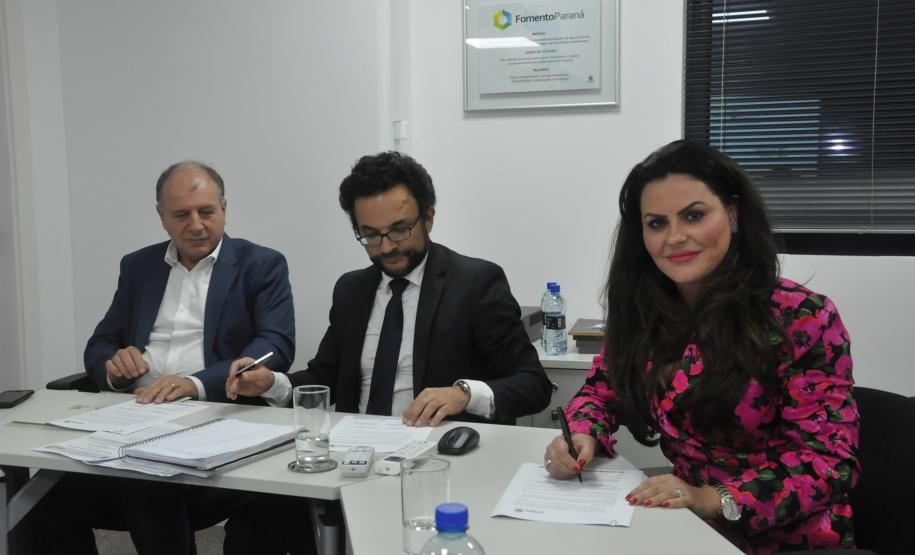 Assinatura do termo de compromisso entre a Fomento Paraná e o Cedes
