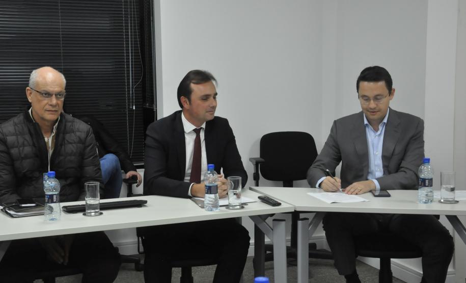 Assinatura do termo de compromisso entre a Fomento Paraná e o Cedes
