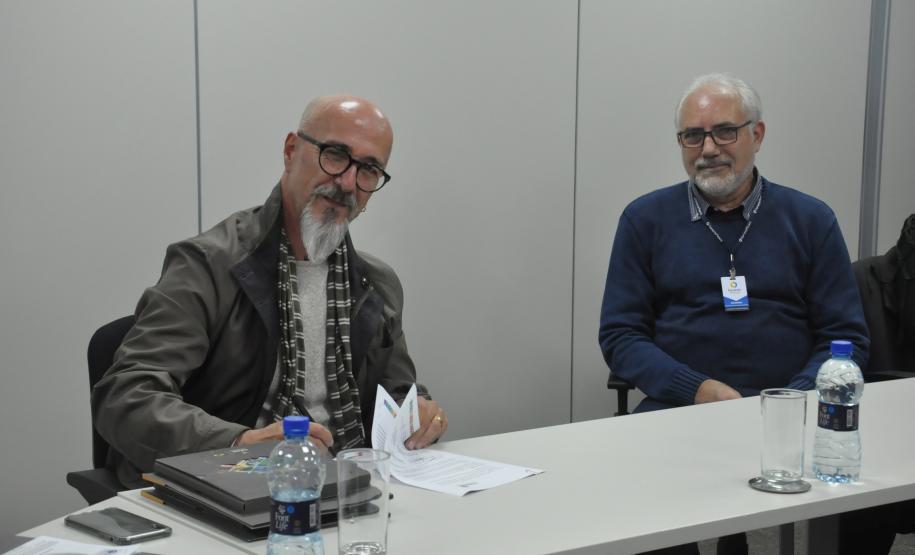 O Conselheiro do TCE Fernando Guimarães assina termo de compromisso da Fomento Paraná com o Cedes