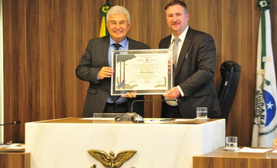 O ministro Pontes foi homenageado com a entrega do título de cidadão honorário do Estado do Paraná, proposto pelo deputado Emerson Bacil.