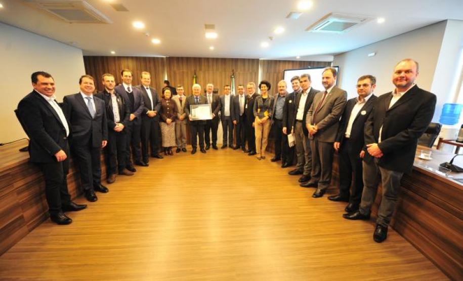 O ministro Pontes foi homenageado com a entrega do título de cidadão honorário do Estado do Paraná, proposto pelo deputado Emerson Bacil.