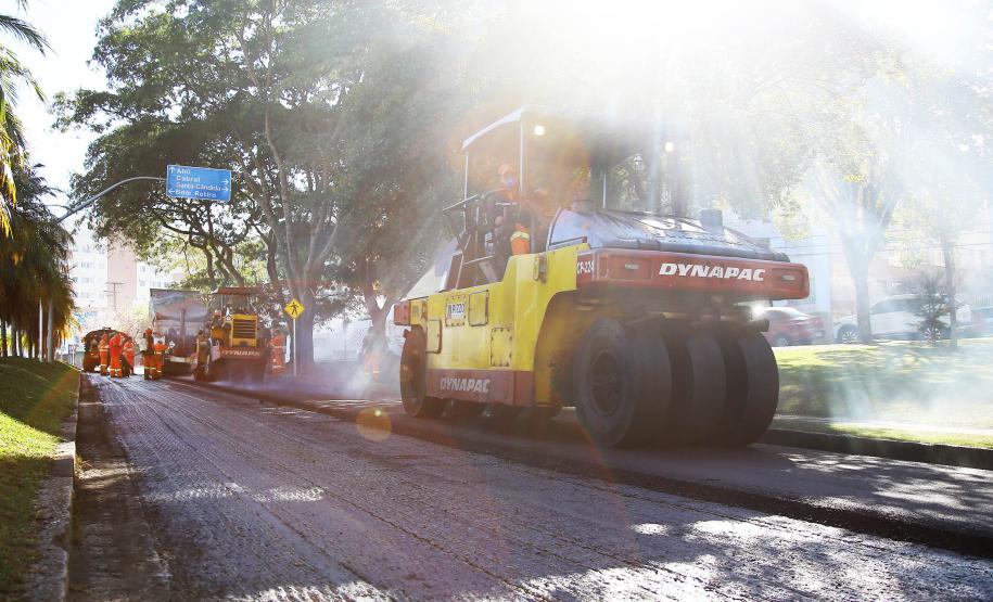 Recape asfáltico em rua de Curitiba