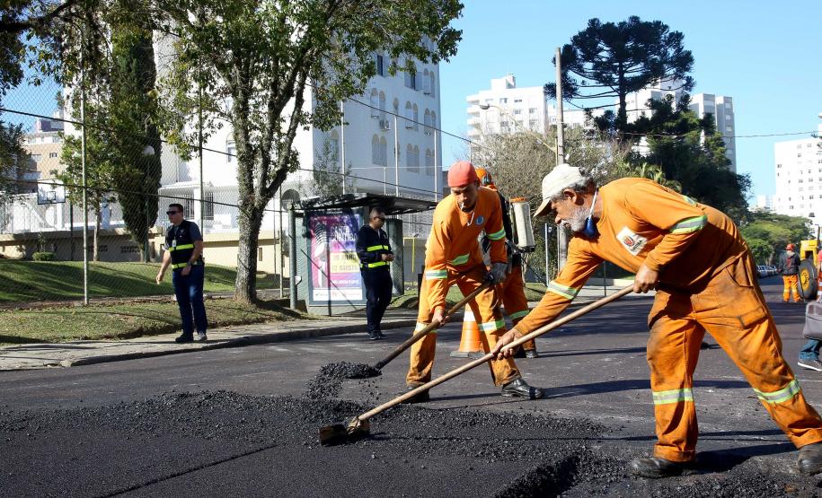 Recape asfáltico em rua de Curitiba