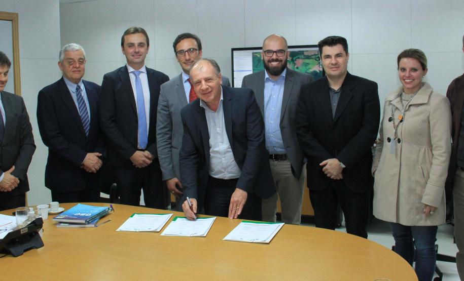 O secretário do Desenvolvimento Urbano e de Obras Pública, João Carlos Ortega, assinou Memorando de Entendimento entre o Paranacidade, o Green Building Council Brasil (GBC BR) e a Fomento Paraná