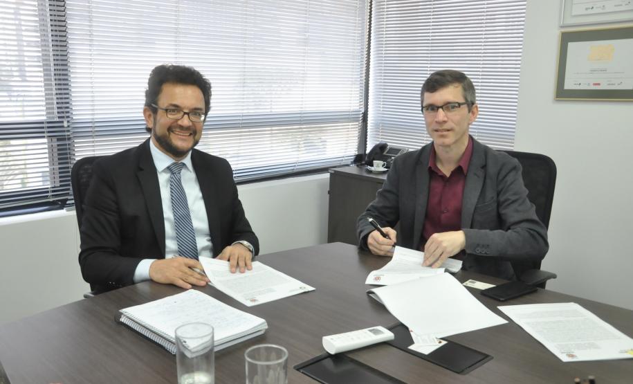 O diretor-presidente da Fomento Paraná, Heraldo Neves, e o empresário Adriano Krzyuy, presidente da Assespro-Paraná, assinaram contrato que credencia a Assespro para atuar como correspondente Fomento Paraná.