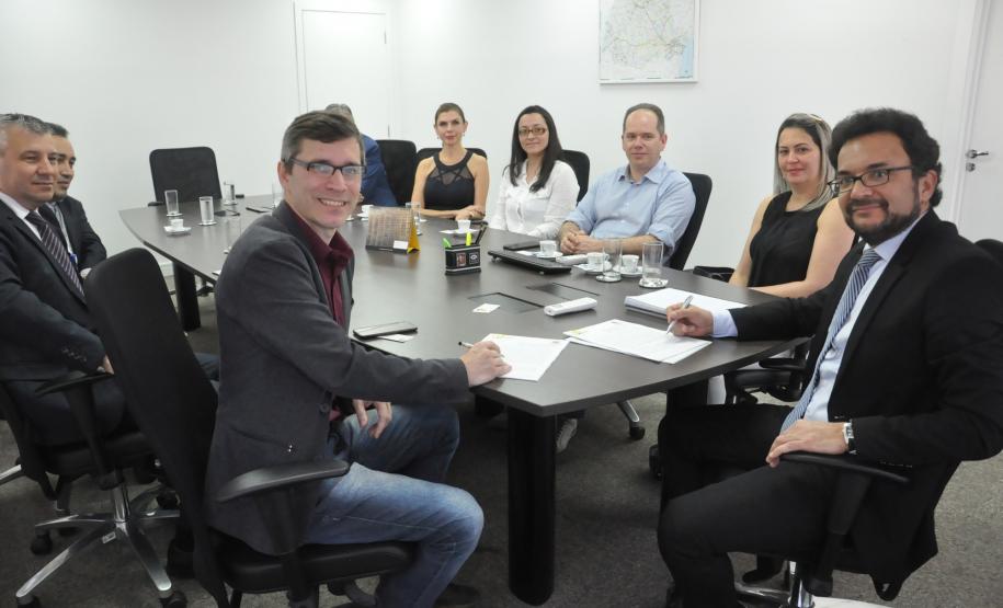 O diretor-presidente da Fomento Paraná, Heraldo Neves, e o empresário Adriano Krzyuy, presidente da Assespro-Paraná, assinaram contrato que credencia a Assespro para atuar como correspondente Fomento Paraná.