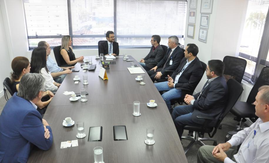 O diretor-presidente da Fomento Paraná, Heraldo Neves, e o empresário Adriano Krzyuy, presidente da Assespro-Paraná, assinaram contrato que credencia a Assespro para atuar como correspondente Fomento Paraná.