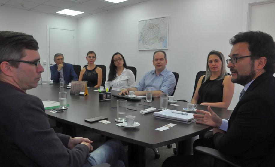 O diretor-presidente da Fomento Paraná, Heraldo Neves, e o empresário Adriano Krzyuy, presidente da Assespro-Paraná, assinaram contrato que credencia a Assespro para atuar como correspondente Fomento Paraná.