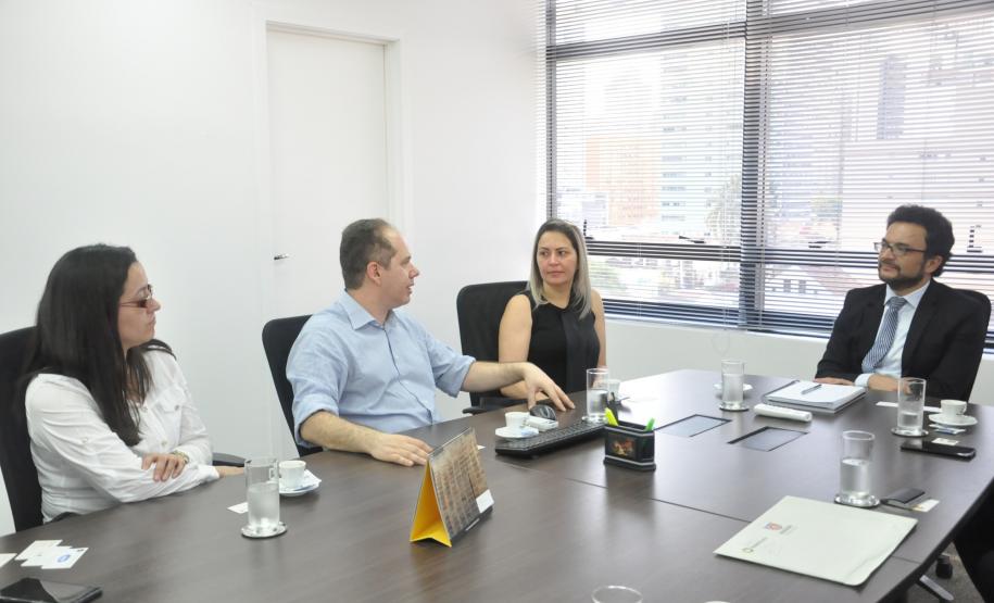 O diretor-presidente da Fomento Paraná, Heraldo Neves, e o empresário Adriano Krzyuy, presidente da Assespro-Paraná, assinaram contrato que credencia a Assespro para atuar como correspondente Fomento Paraná.