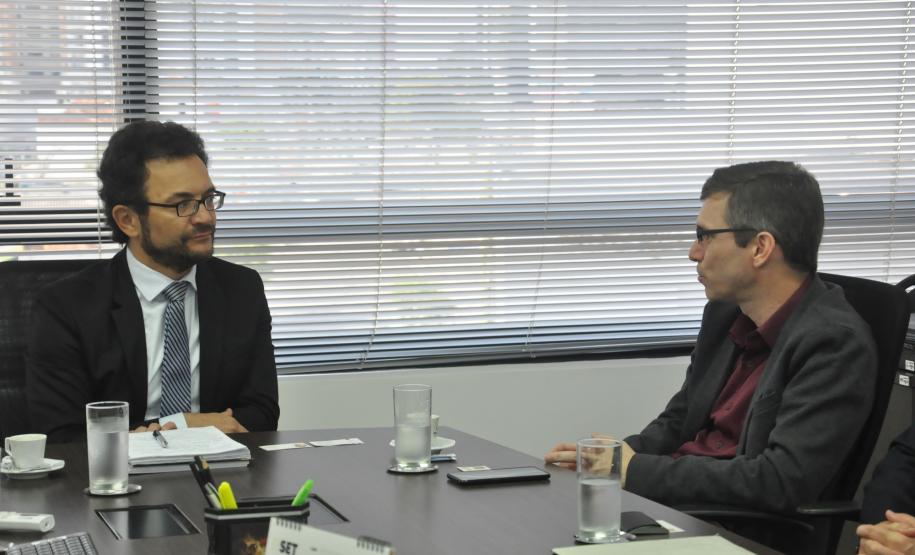 O diretor-presidente da Fomento Paraná, Heraldo Neves, e o empresário Adriano Krzyuy, presidente da Assespro-Paraná, assinaram contrato que credencia a Assespro para atuar como correspondente Fomento Paraná.