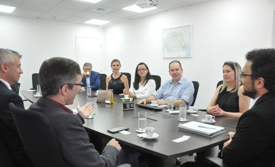 O diretor-presidente da Fomento Paraná, Heraldo Neves, e o empresário Adriano Krzyuy, presidente da Assespro-Paraná, assinaram contrato que credencia a Assespro para atuar como correspondente Fomento Paraná.