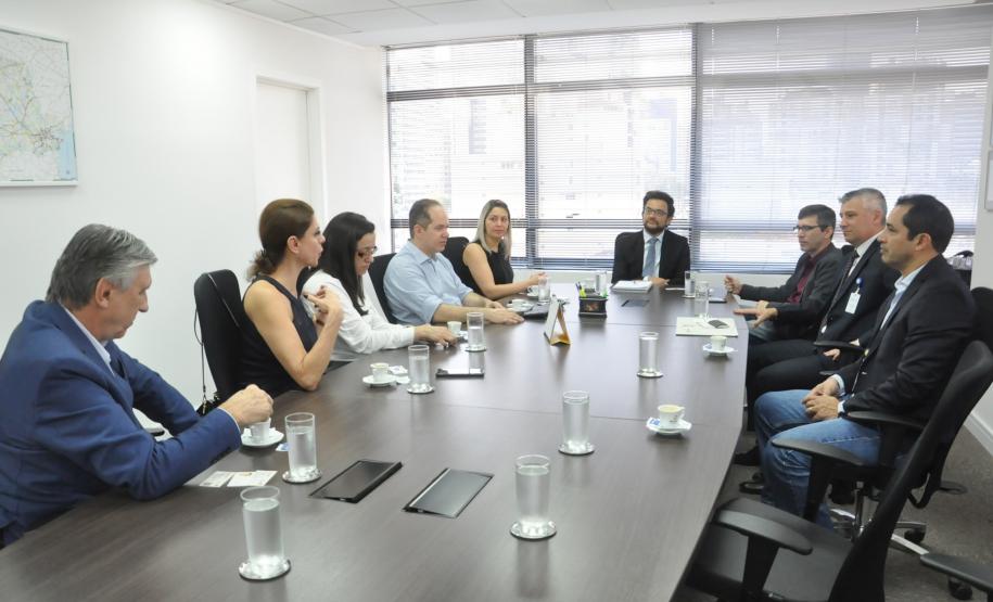 O diretor-presidente da Fomento Paraná, Heraldo Neves, e o empresário Adriano Krzyuy, presidente da Assespro-Paraná, assinaram contrato que credencia a Assespro para atuar como correspondente Fomento Paraná.