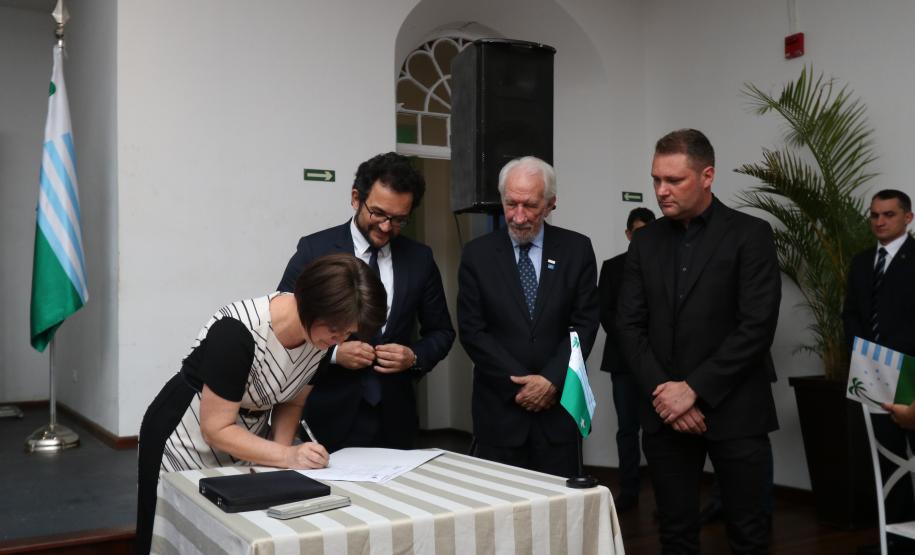 A presidente da ACIP, Telma Margraf, assina contrato de parceria que credencia a ACIP como Correspondente da Fomento Paraná.