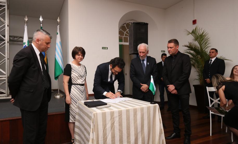 Heraldo Neves, diretor-presidente da Fomento Paraná, assina contrato de parceria que credencia a ACIP como Correspondente da instituição financeira estadual.