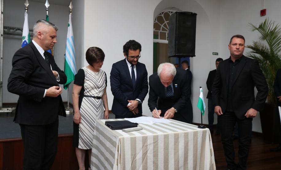 Assinatura do contrato de parceria que credencia a ACIP como Correspondente da Fomento Paraná.