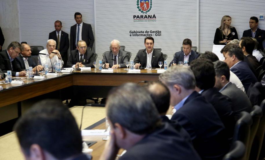 O governador Carlos Massa Ratinho Junior lançou nesta terça, 17, o novo aplicativo da Fomento Paraná para smartphones, que foi apresentado durante a reunião semanal com secretários de Estado, no Palácio Iguaçu.