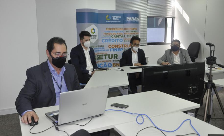 Videoconferência com agentes de crédito sobre campanha de renegociação.