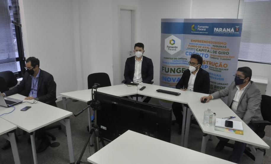 Videoconferência com agentes de crédito sobre campanha de renegociação.