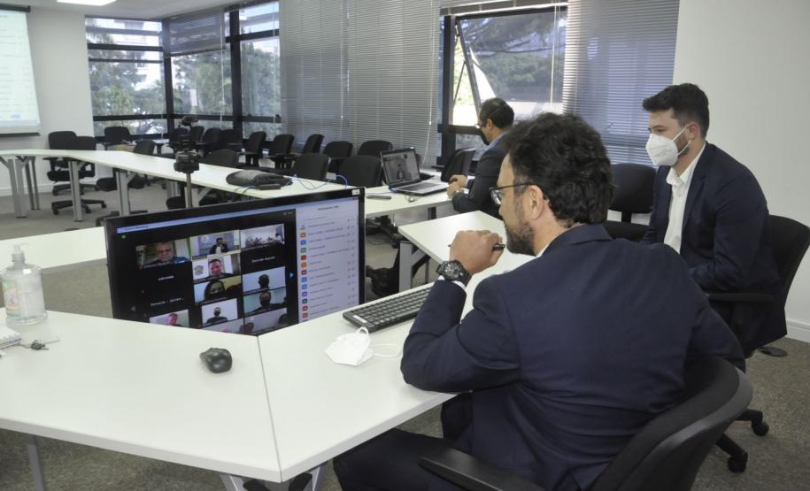 Videoconferência com agentes de crédito sobre campanha de renegociação.