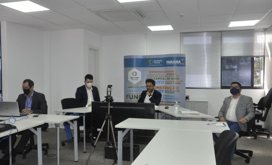 Videoconferência com agentes de crédito sobre campanha de renegociação.