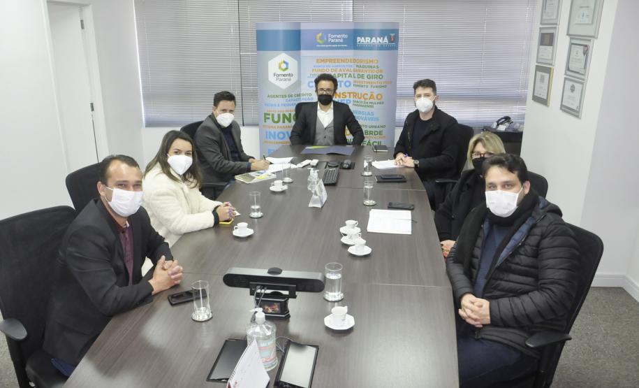 Prefeito de Reserva do Iguaçu, Vitório Antunes de Paula, assina convênio com a Fomento Paraná