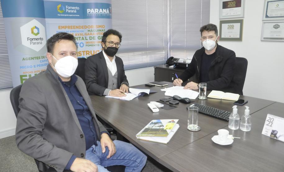 Prefeito de Reserva do Iguaçu, Vitório Antunes de Paula, assina convênio com a Fomento Paraná