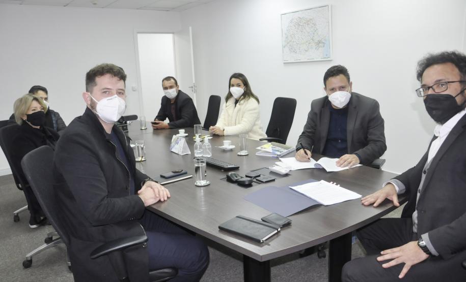 Prefeito de Reserva do Iguaçu, Vitório Antunes de Paula, assina convênio com a Fomento Paraná