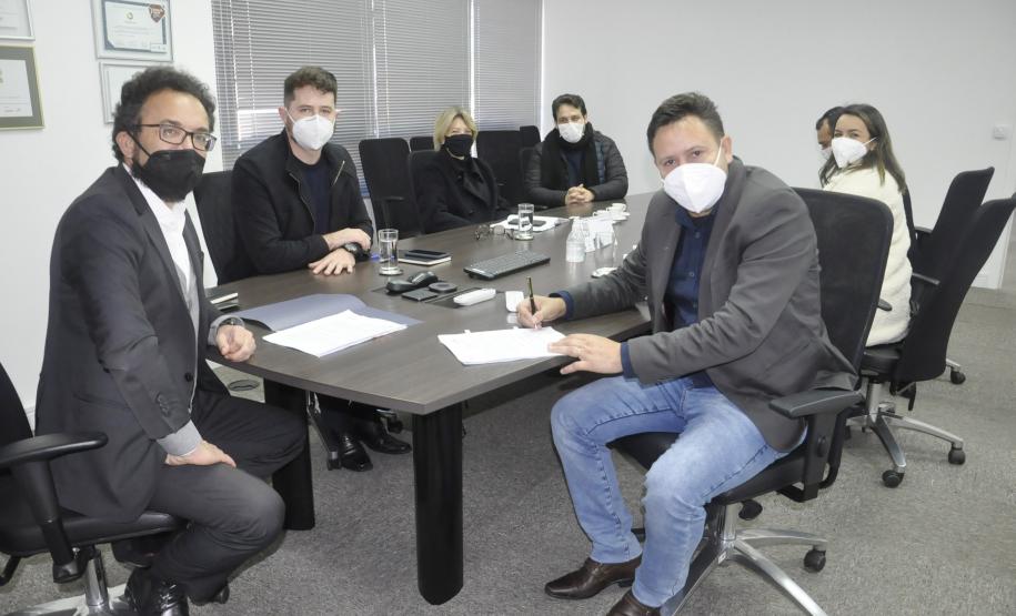 Prefeito de Reserva do Iguaçu, Vitório Antunes de Paula, assina convênio com a Fomento Paraná