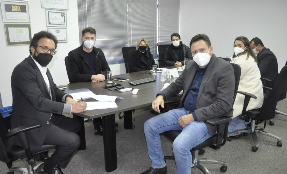 Prefeito de Reserva do Iguaçu, Vitório Antunes de Paula, assina convênio com a Fomento Paraná