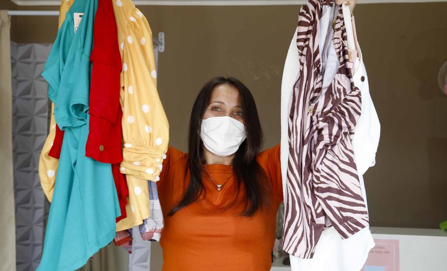 A empresária Josiane Duarte, proprietária de uma loja de roupas para o público evangélico, em Piraquara. Na foto ela mostra roupas claras e coloridas.