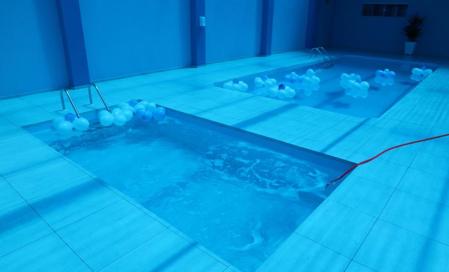 Imagem de duas piscinas em uma área coberta. O espaço de 358,3 metros quadrados fica em um complexo que já conta com um Centro da Mulher, na região central da cidade. Foto: Ari Dias/AEN