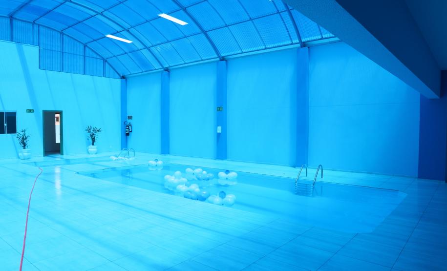 Imagem de duas piscinas em uma área coberta. O espaço de 358,3 metros quadrados fica em um complexo que já conta com um Centro da Mulher, na região central da cidade. Foto: Ari Dias/AEN