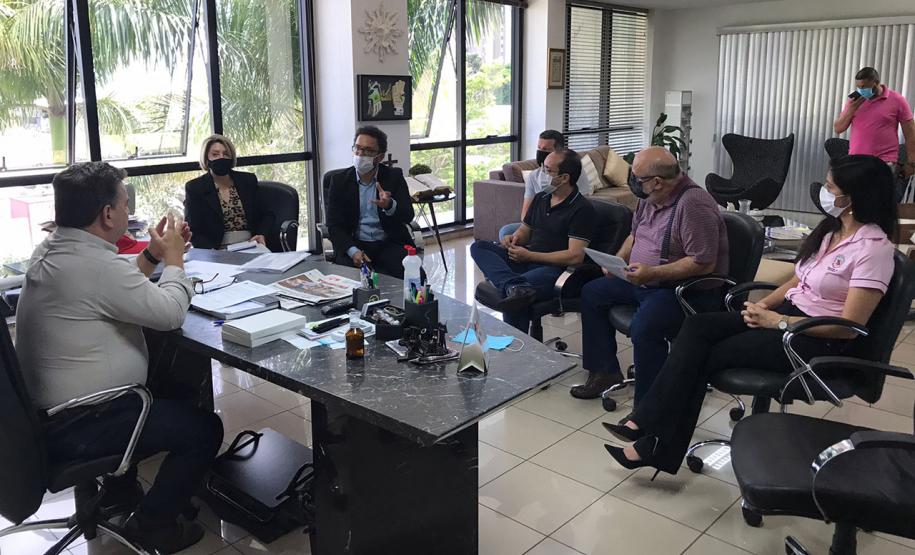 Em Arapongas, com o prefeito Sério Onofre, o secretário de Indústria e Comércio, Nilton Violato, a agente de crédito Valquíria Pereira e a representante da Associação Comercial, Elizabeth Liberato.