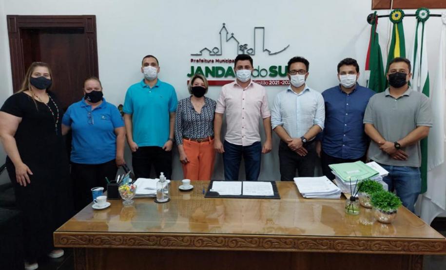 Reunião em Jandaia do Sul, com o prefeito Lauro de Souza Junior, nesta sexta-feira (29), marcou a ducentésima visita do diretor presidente da Fomento Paraná, Heraldo Neves, a municípios paranaenses, desde 2019.