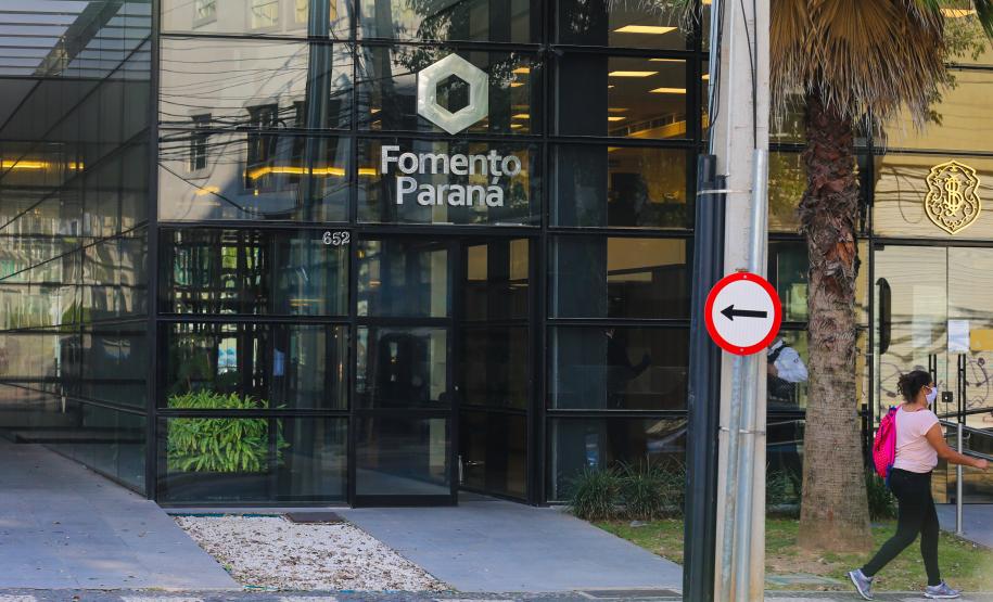 Fachada da Fomento Paraná. Alerta sobre prazo para renegociar contratos