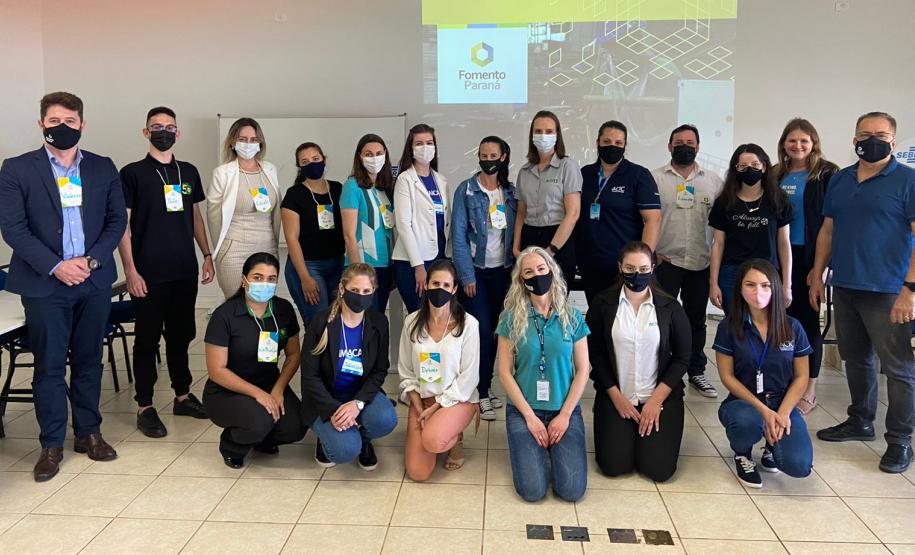 Grupo de correspondentes e equipe da Fomento Paraná posam para foto em Cascavel