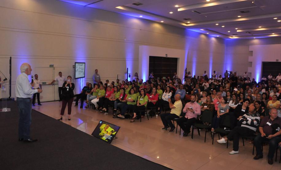Encontro de Agentes de Crédito em Foz do Iguaçu - agentes de crédito e de desenvolvimento em auditório lotado com mais de 300 pessoas.