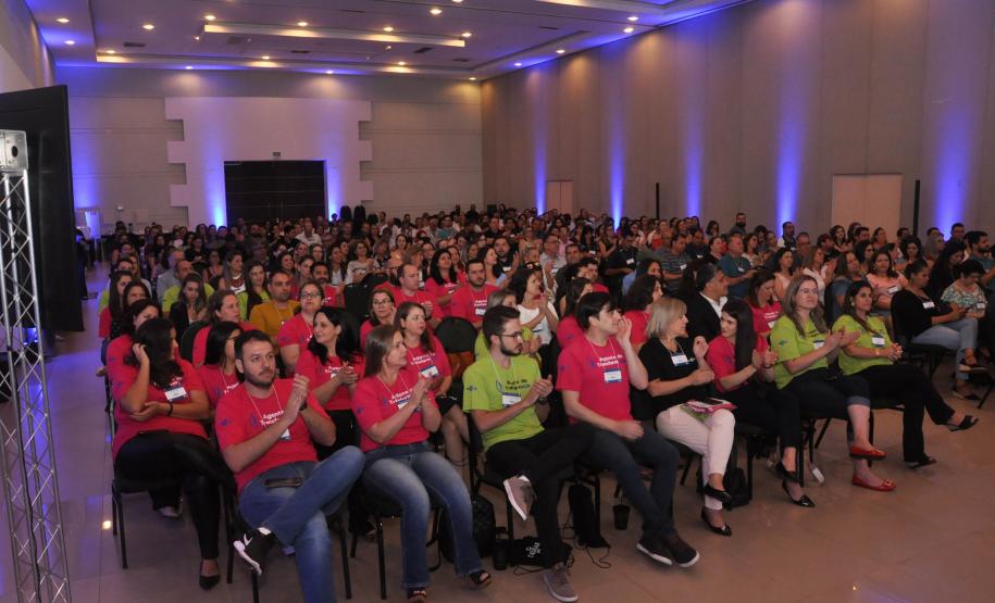 Encontro de Agentes de Crédito em Foz do Iguaçu - agentes de crédito e de desenvolvimento em auditório lotado com mais de 300 pessoas.