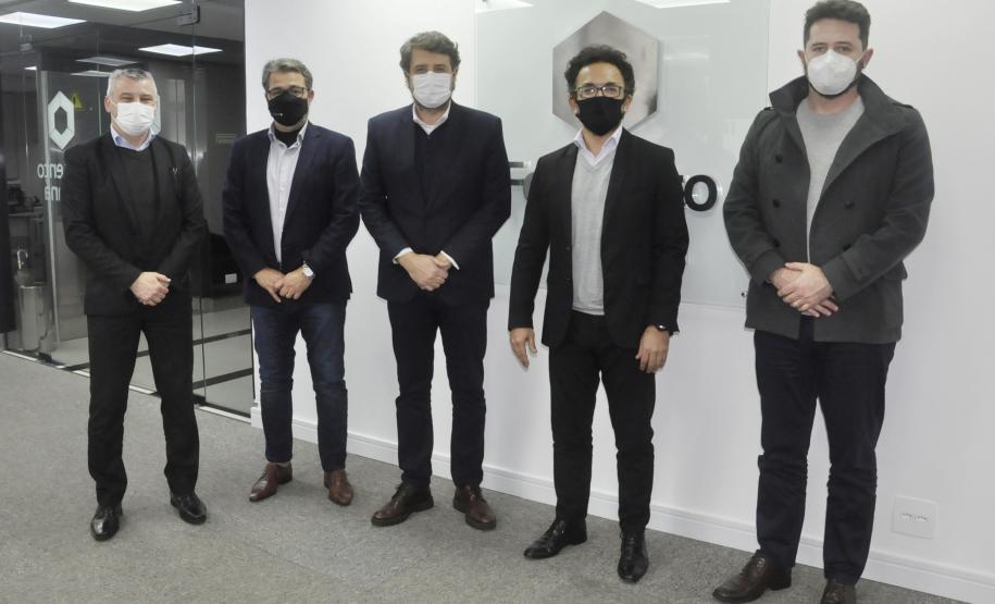 O presidente da Faciap, Fernando Moraes, e o superintendente, Márcio Vieira, com os diretores da Fomento Paraná Heraldo Neves, Vinícius Rocha e Renato Maçaneiro.