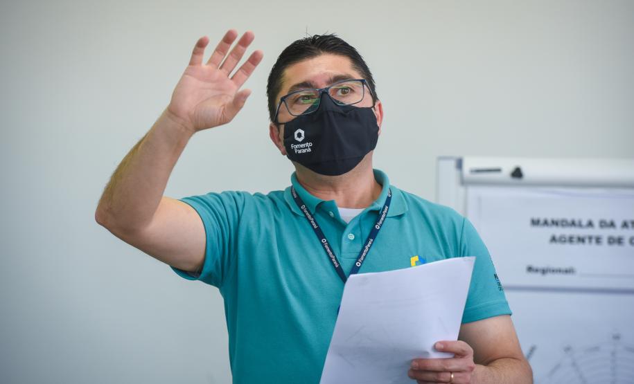 Lucviano Martins, gerente de Mercado, coordena trabalhos durante encontro de agentes de crédito em Curitiba.