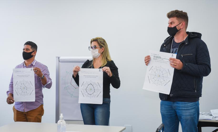 Atividade dinâmica durante encontro de agentes de crédito em Curitiba.